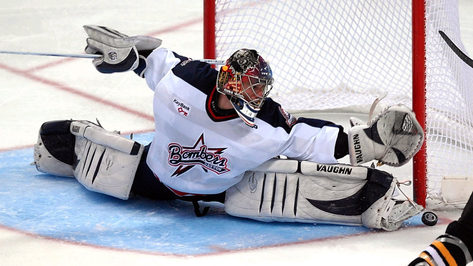 水上障碍跑竞速赛 选手踩浮板与充气岛在水面狂奔