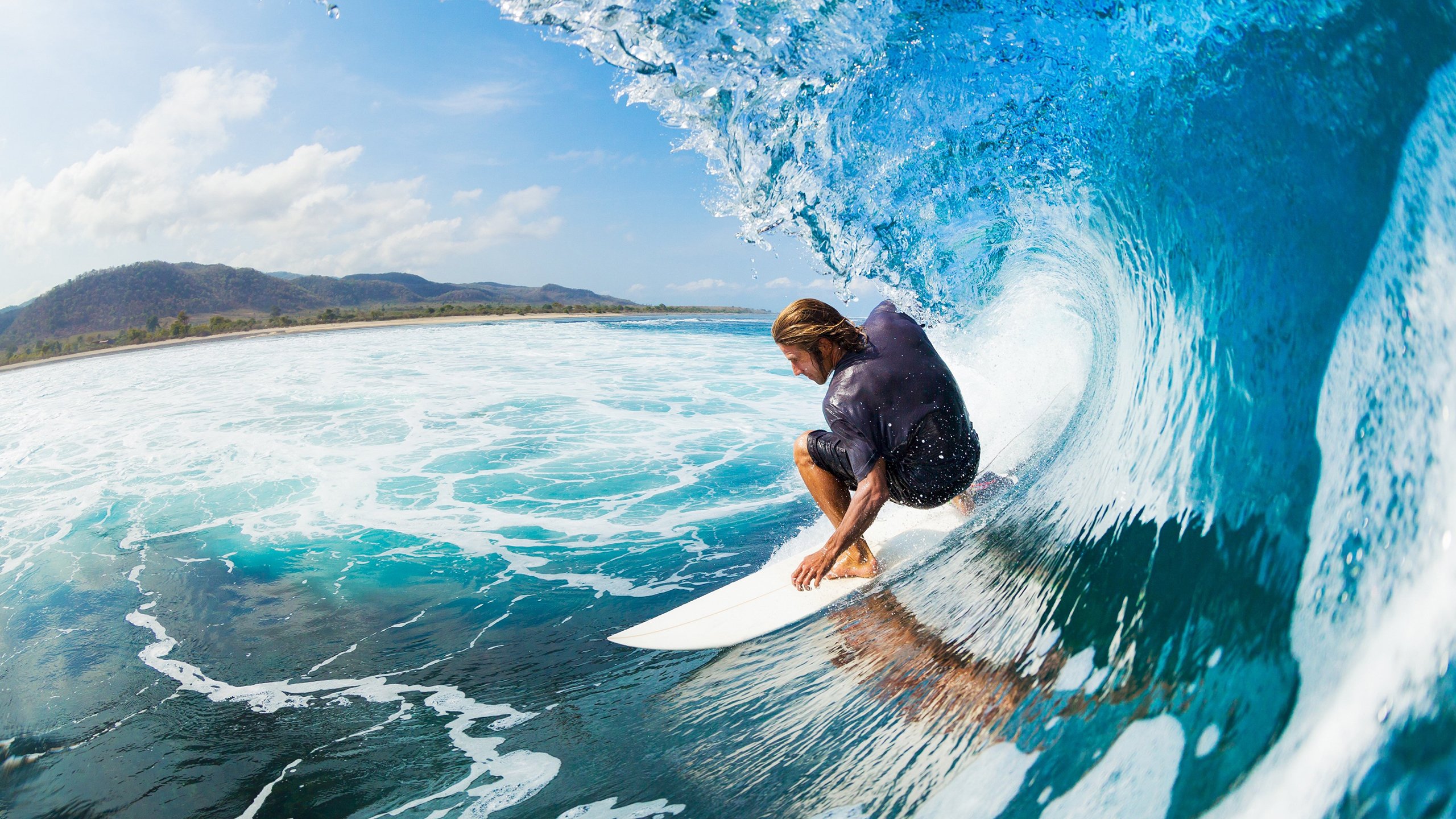 水上障碍跑竞速赛 选手踩浮板与充气岛在水面狂奔